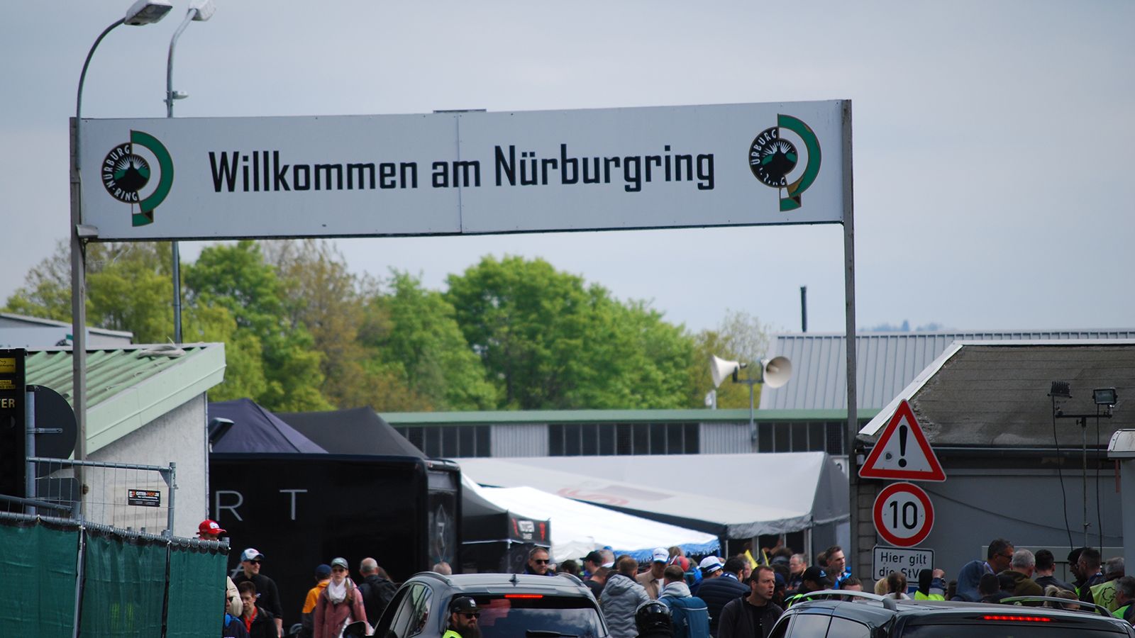 Καλωσήρθατε στο Nurburgring γράφει η ταμπέλα που οδηγεί στα παλιά paddock, και μέσα από αυτά περνάς το τούνελ για να βγεις στο βενζινάδικο της πίστας 